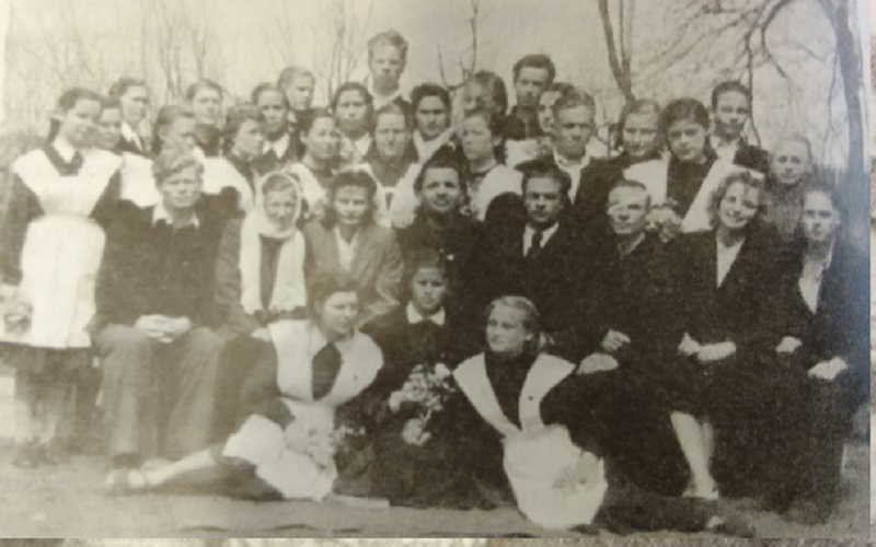 1954 г. Первый выпуск Канашинской средней школы